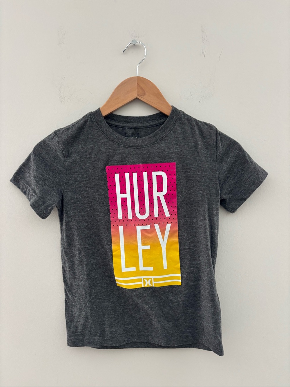 Hurley Boys Gray Graphic Logo T-Shirt Pink Yellow Gradient Short Sleeve Size S